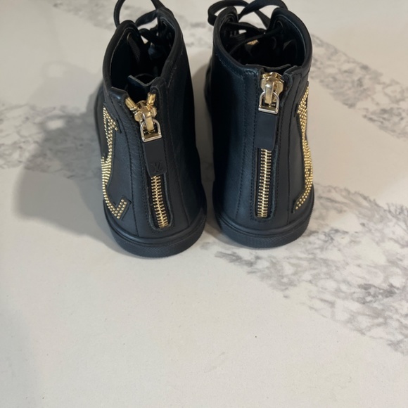 Louis Vuitton sneakers - Picture 3 of 5